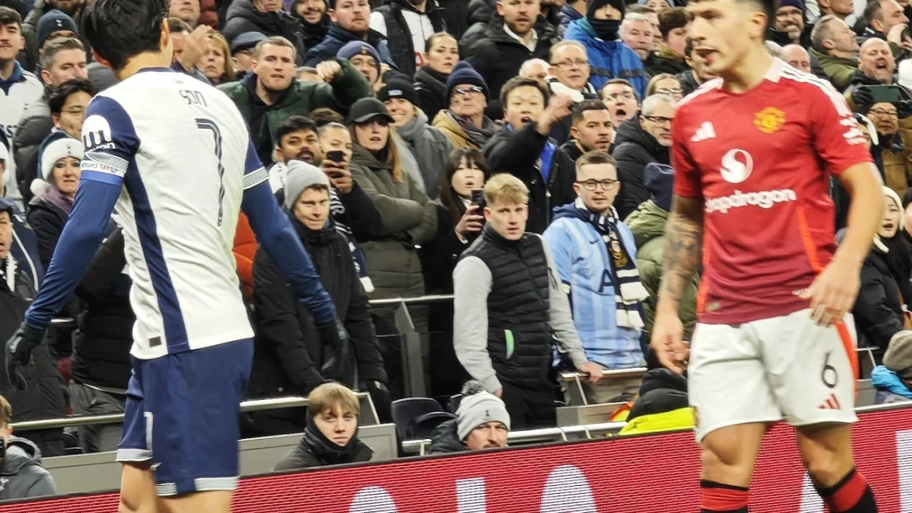 Lisandro Martínez, defensor argentino del Manchester United, durante un partido de la Premier League.