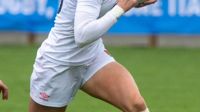 Ellie Kildunne con la camiseta de Inglaterra durante un partido de rugby femenino.