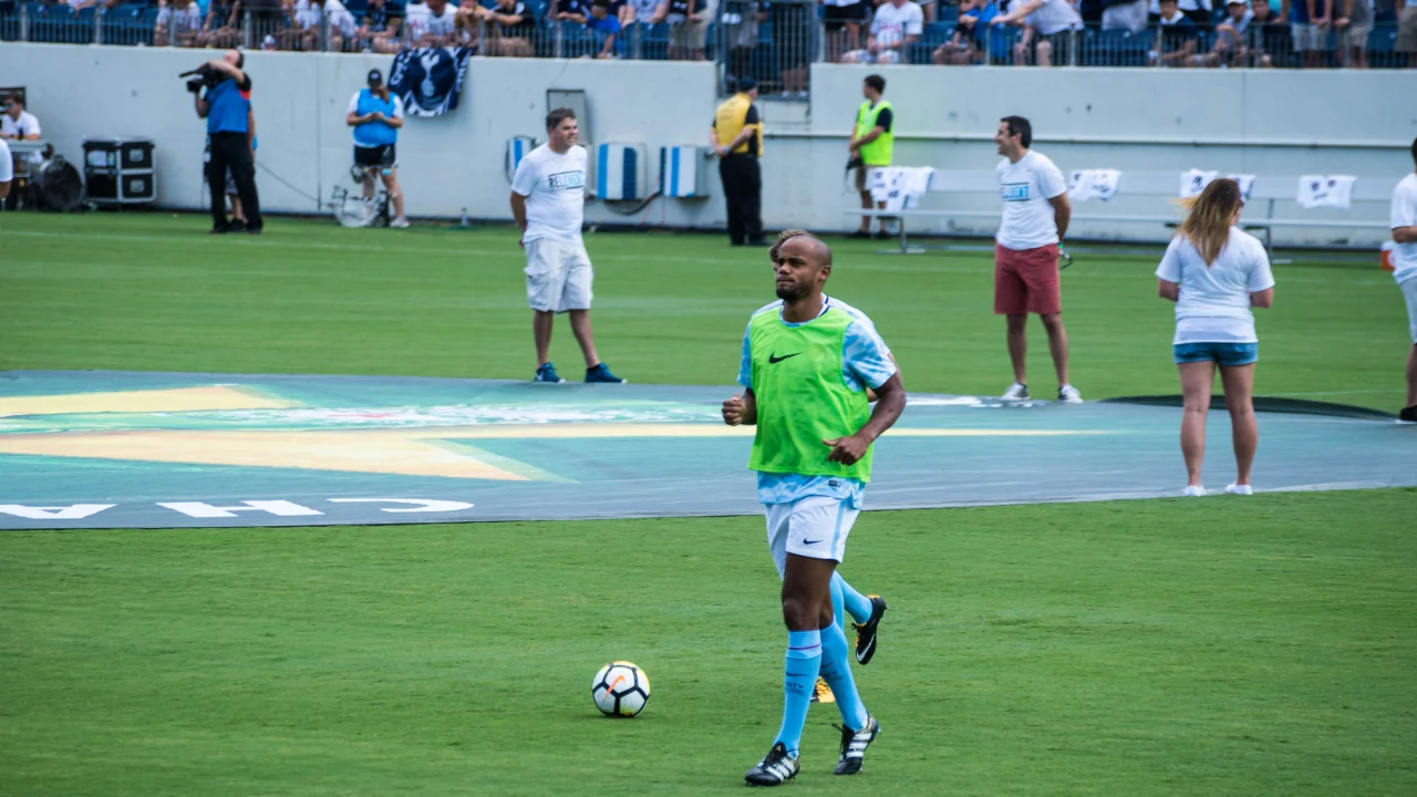 Vincent Kompany dirigiendo al Bayern Munich desde la banda del estadio.