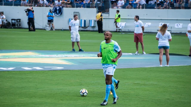 Vincent Kompany dirigiendo al Bayern Munich desde la banda del estadio.