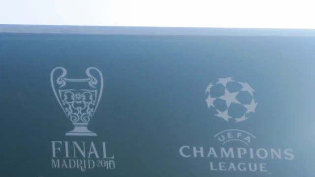 Khvicha Kvaratskhelia vistiendo la camiseta del PSG durante un partido.