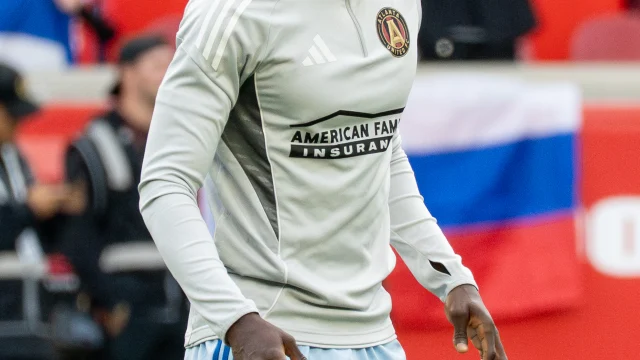 Emmanuel Latte Lath, delantero de Union Berlin, celebra un gol con la camiseta del club alemán.