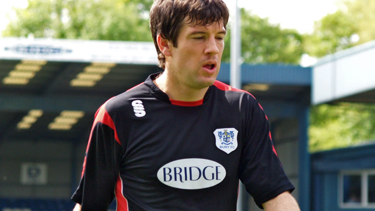 Dylan Lawlor, defensor de Cardiff City y de la selección de Gales, durante un partido oficial.