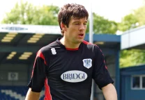 Dylan Lawlor, defensor de Cardiff City y de la selección de Gales, durante un partido oficial.