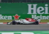 Charles Leclerc con su casco puesto al volante del Ferrari durante una sesión de práctica de Fórmula 1.
