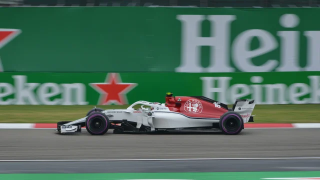 Charles Leclerc con su casco puesto al volante del Ferrari durante una sesión de práctica de Fórmula 1.