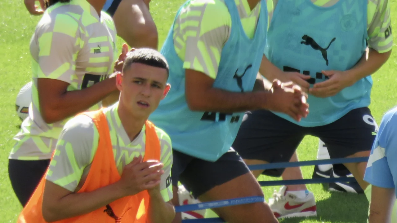 Phil Foden celebra un gol con la camiseta del Manchester City en el Etihad Stadium.