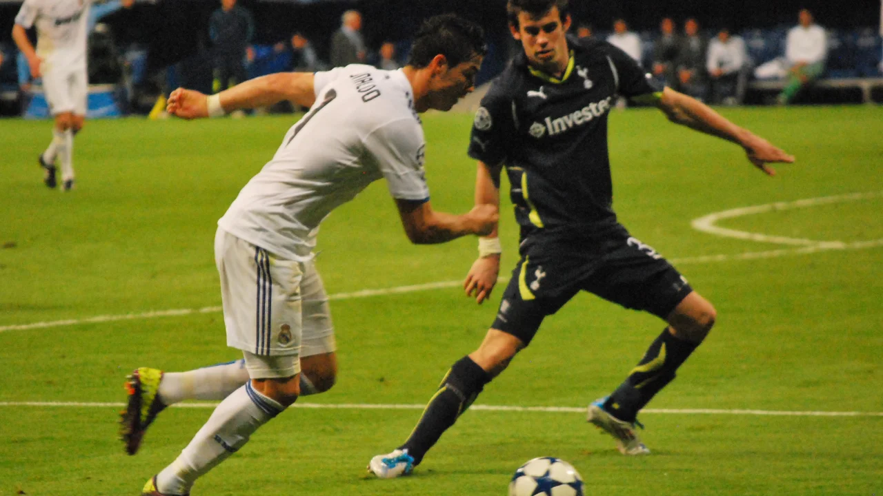 Gareth Bale celebra un gol con la camiseta del Real Madrid en un partido de Champions League.