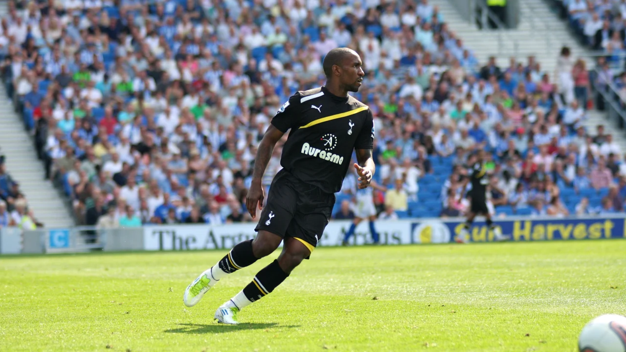 Jermain Defoe celebra un gol con la camiseta del Tottenham en la Premier League.