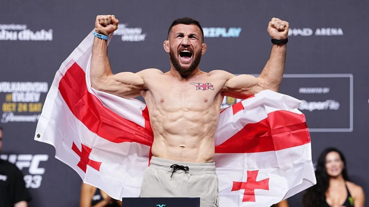 Merab Dvalishvili en la jaula de UFC antes de un combate.