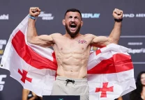 Merab Dvalishvili en la jaula de UFC antes de un combate.