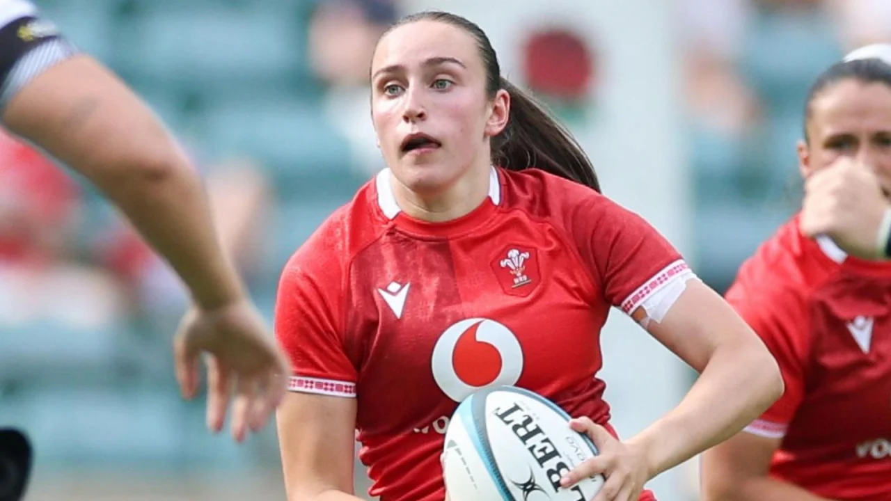 Nel Metcalfe, fullback de Gales y Gloucester-Hartpury, durante un partido internacional de rugby femenino.