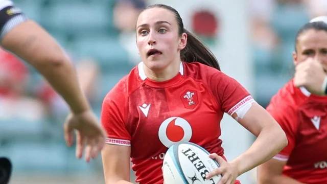 Nel Metcalfe, fullback de Gales y Gloucester-Hartpury, durante un partido internacional de rugby femenino.