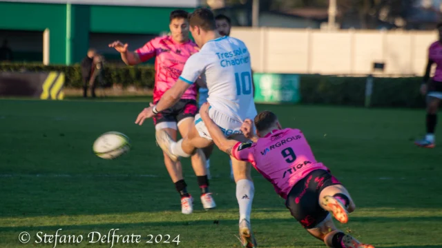 Donovan Taofifenua, wing de Montpellier, con la pelota en la mano durante un partido de rugby.