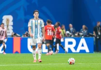 Julián Álvarez con la camiseta del Atlético Madrid durante un partido de La Liga.