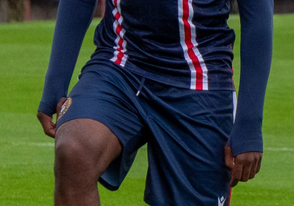 Giorgi Nemsadze con la camiseta del Dundee durante un partido de fútbol.