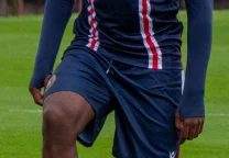 Giorgi Nemsadze con la camiseta del Dundee durante un partido de fútbol.