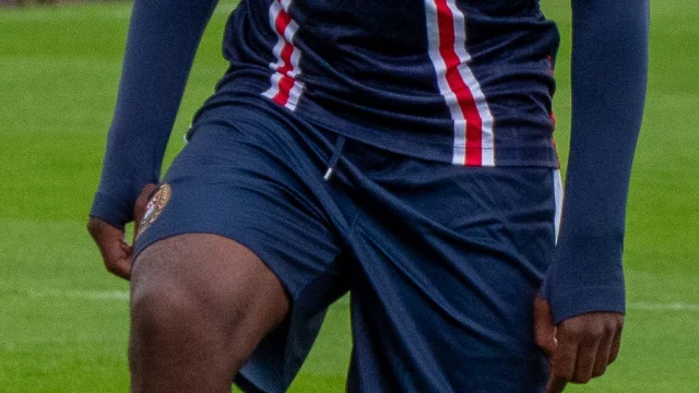 Giorgi Nemsadze con la camiseta del Dundee durante un partido de fútbol.