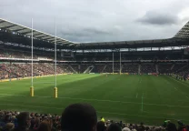 Jugadores de Northampton Saints celebran un try durante un partido de la Premier League.