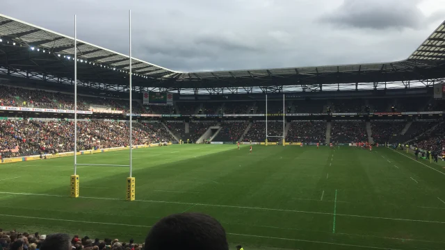 Jugadores de Northampton Saints celebran un try durante un partido de la Premier League.