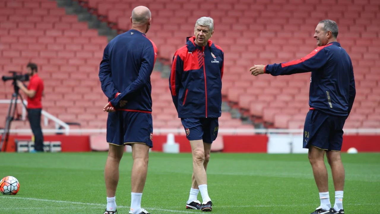 Arsene Wenger observa un partido desde la tribuna en su rol de responsable de desarrollo del fútbol mundial.