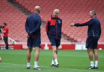 Arsene Wenger observa un partido desde la tribuna en su rol de responsable de desarrollo del fútbol mundial.