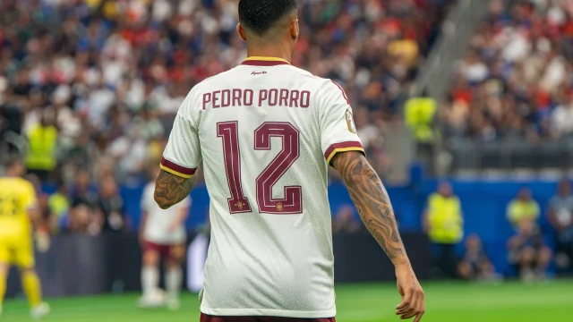 Pedro Porro, defensor del Tottenham Hotspur, durante un partido de la Premier League.