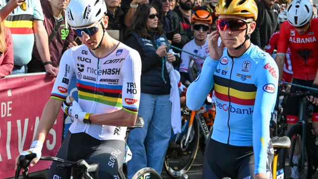 Tadej Pogacar con la camiseta de UAE Team Emirates-XRG durante una carrera de ciclismo.