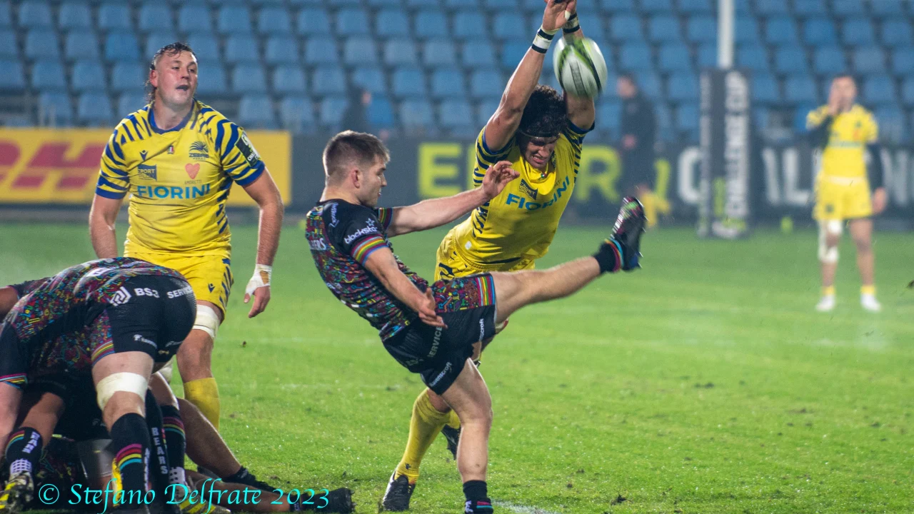 Louis Rees-Zammit con la camiseta de Bristol Bears durante un partido de rugby.
