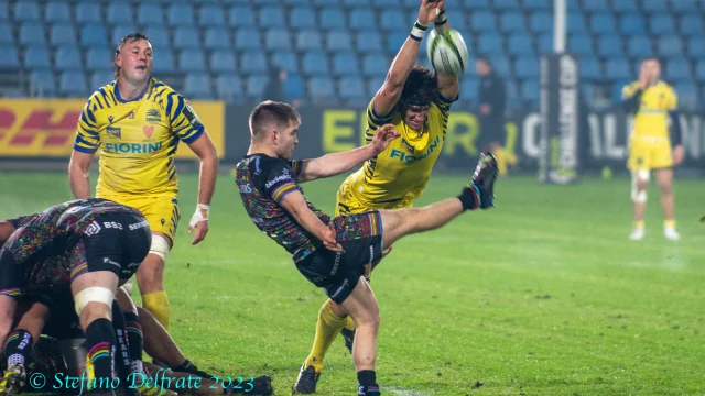Louis Rees-Zammit con la camiseta de Bristol Bears durante un partido de rugby.