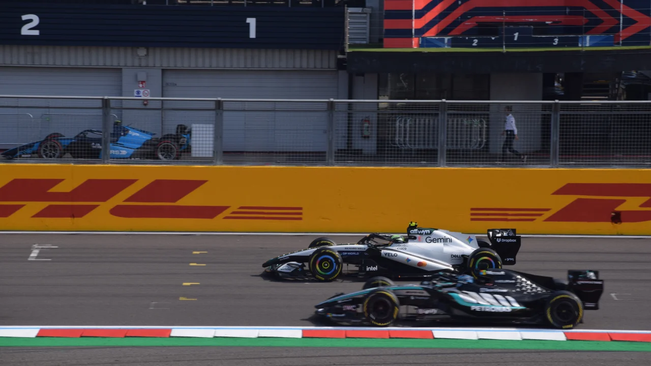 George Russell con el uniforme de Mercedes en un circuito de Fórmula 1.