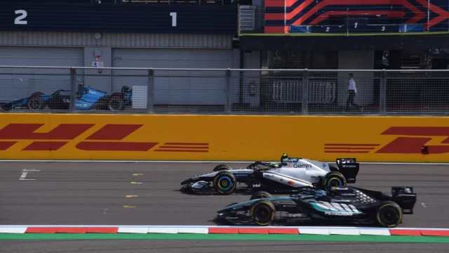 George Russell con el uniforme de Mercedes en un circuito de Fórmula 1.