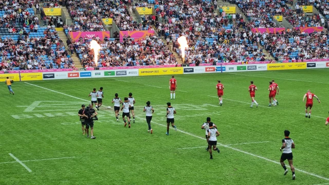 El flanker Ryan Woodman durante un partido de Dragons en el United Rugby Championship.