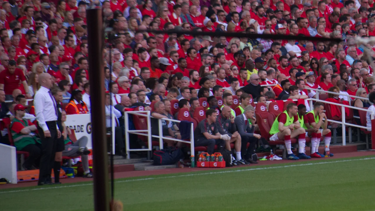 Sean Dyche, exentrenador de Everton, observa el campo de juego durante un partido de la Premier League.