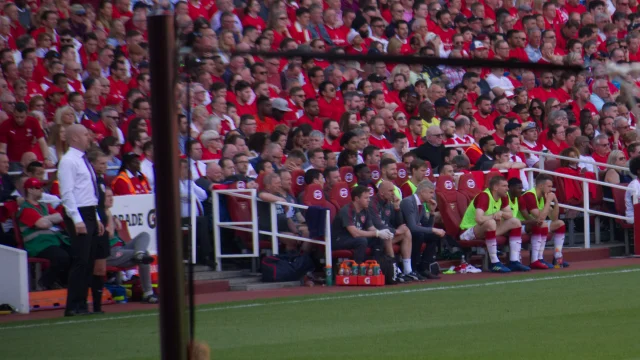 Sean Dyche, exentrenador de Everton, observa el campo de juego durante un partido de la Premier League.