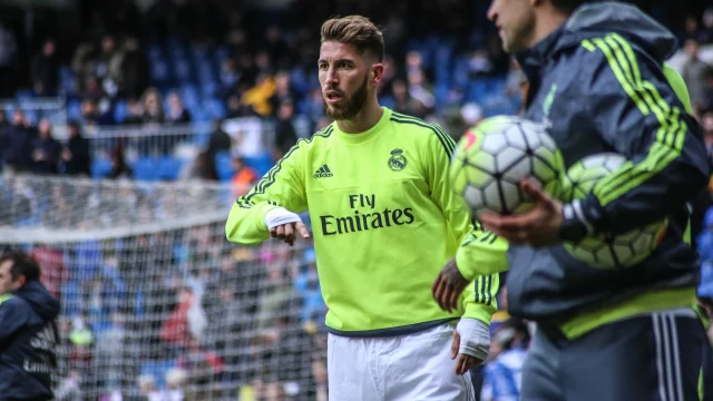 Sergio Ramos, defensor español de 40 años, durante un entrenamiento con la camiseta de un club español.