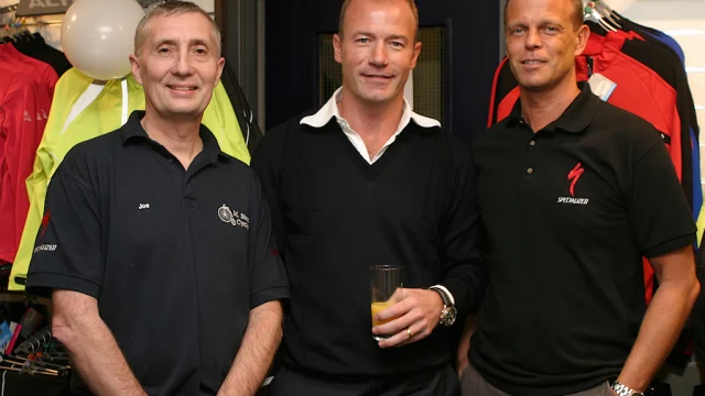 Alan Shearer con la camiseta de Newcastle United durante un partido de la Premier League.