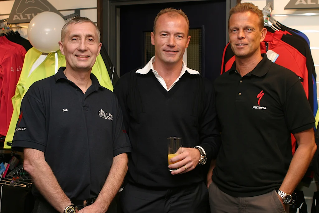 Alan Shearer con la camiseta de Newcastle United durante un partido de la Premier League.