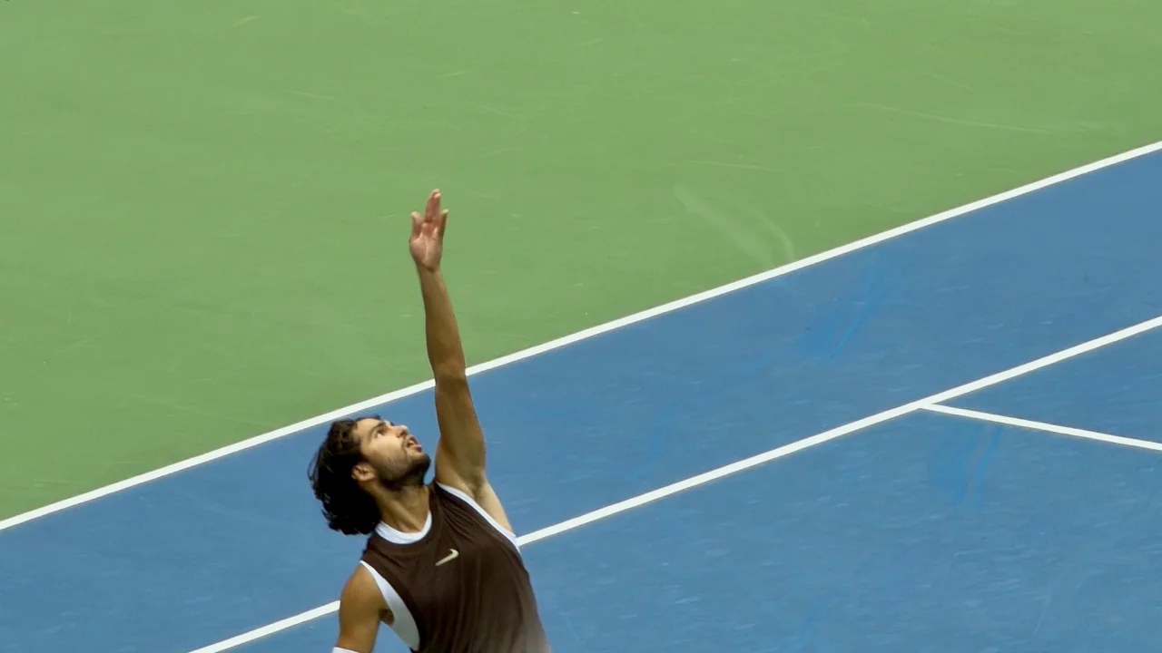 Carlos Alcaraz durante un partido de tenis en cancha dura.