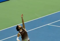 Carlos Alcaraz durante un partido de tenis en cancha dura.