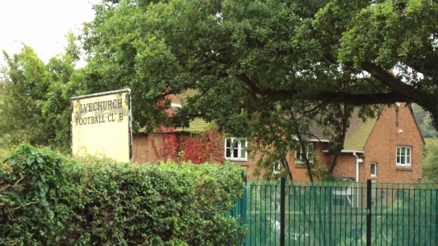 Jugadores de Stafford Rangers celebran la clasificación en el campo de Marston Road.