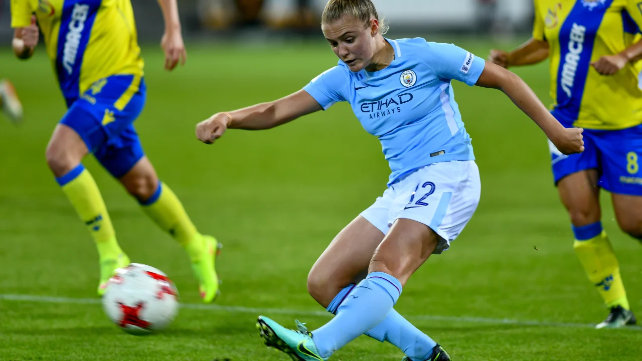 Georgia Stanway, mediocampista de la selección femenina de Inglaterra, durante un partido internacional.