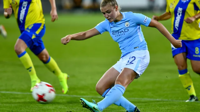 Georgia Stanway, mediocampista de la selección femenina de Inglaterra, durante un partido internacional.