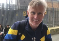 El asistente técnico Terry Skiverton durante un partido del AFC Wimbledon.
