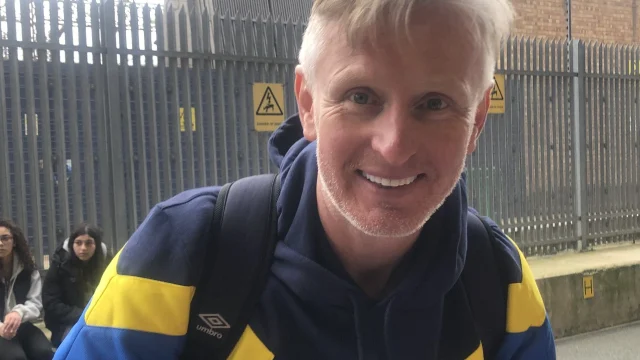 El asistente técnico Terry Skiverton durante un partido del AFC Wimbledon.