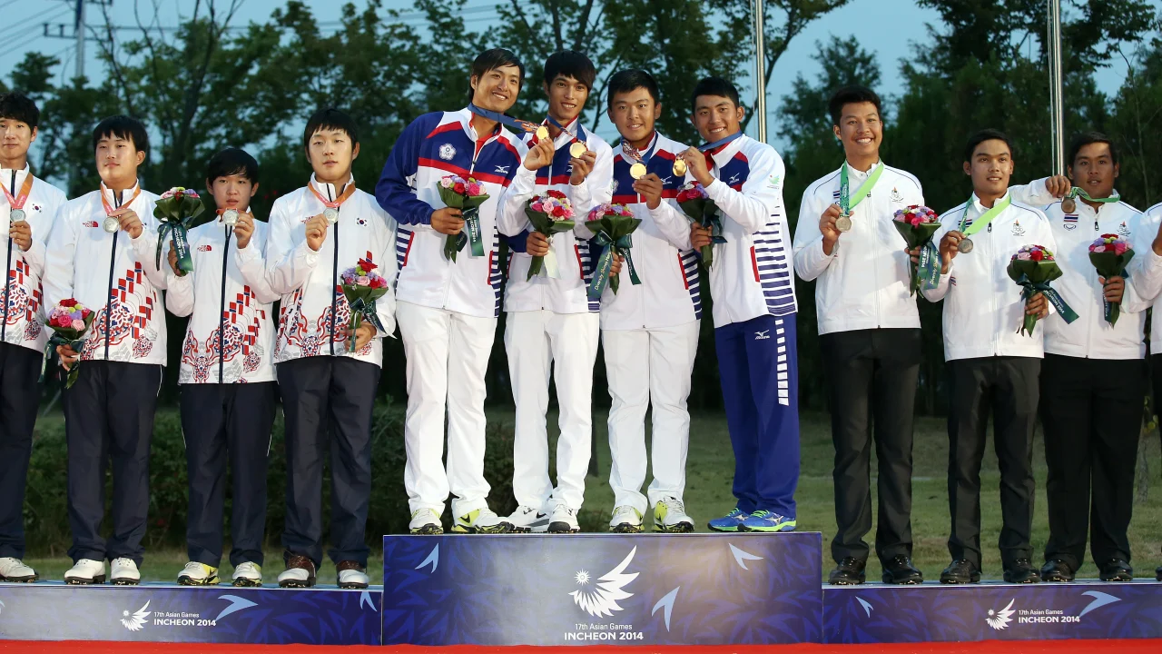 Tom Kim, golfista surcoreano, durante una ronda de golf en los Juegos Asiáticos.