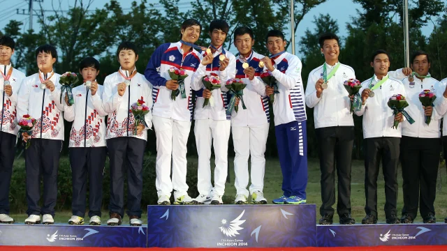 Tom Kim, golfista surcoreano, durante una ronda de golf en los Juegos Asiáticos.