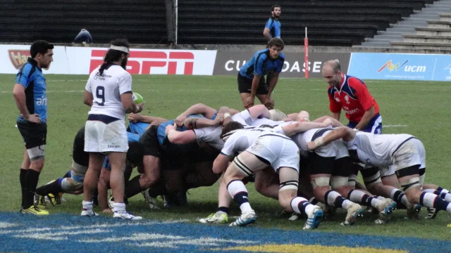 Robert Baloucoune, wing de Ulster Rugby, corriendo con la pelota en un partido.