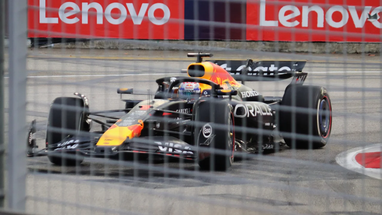 Max Verstappen celebrando su victoria en la carrera sprint del Gran Premio de Singapur con su auto de Red Bull.