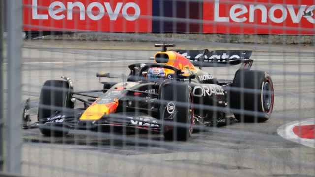 Max Verstappen celebrando su victoria en la carrera sprint del Gran Premio de Singapur con su auto de Red Bull.